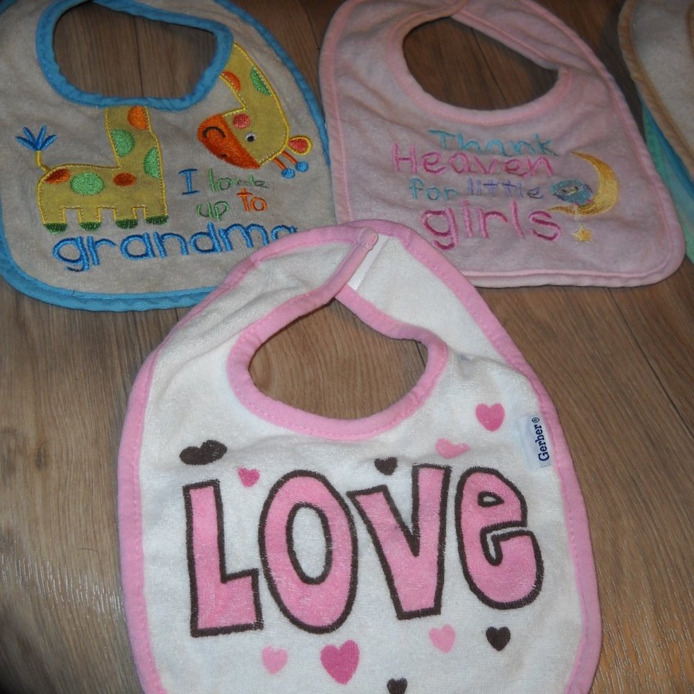 ASSORTMENT INFANT GIRLS BIBS - Picture 4 of 6